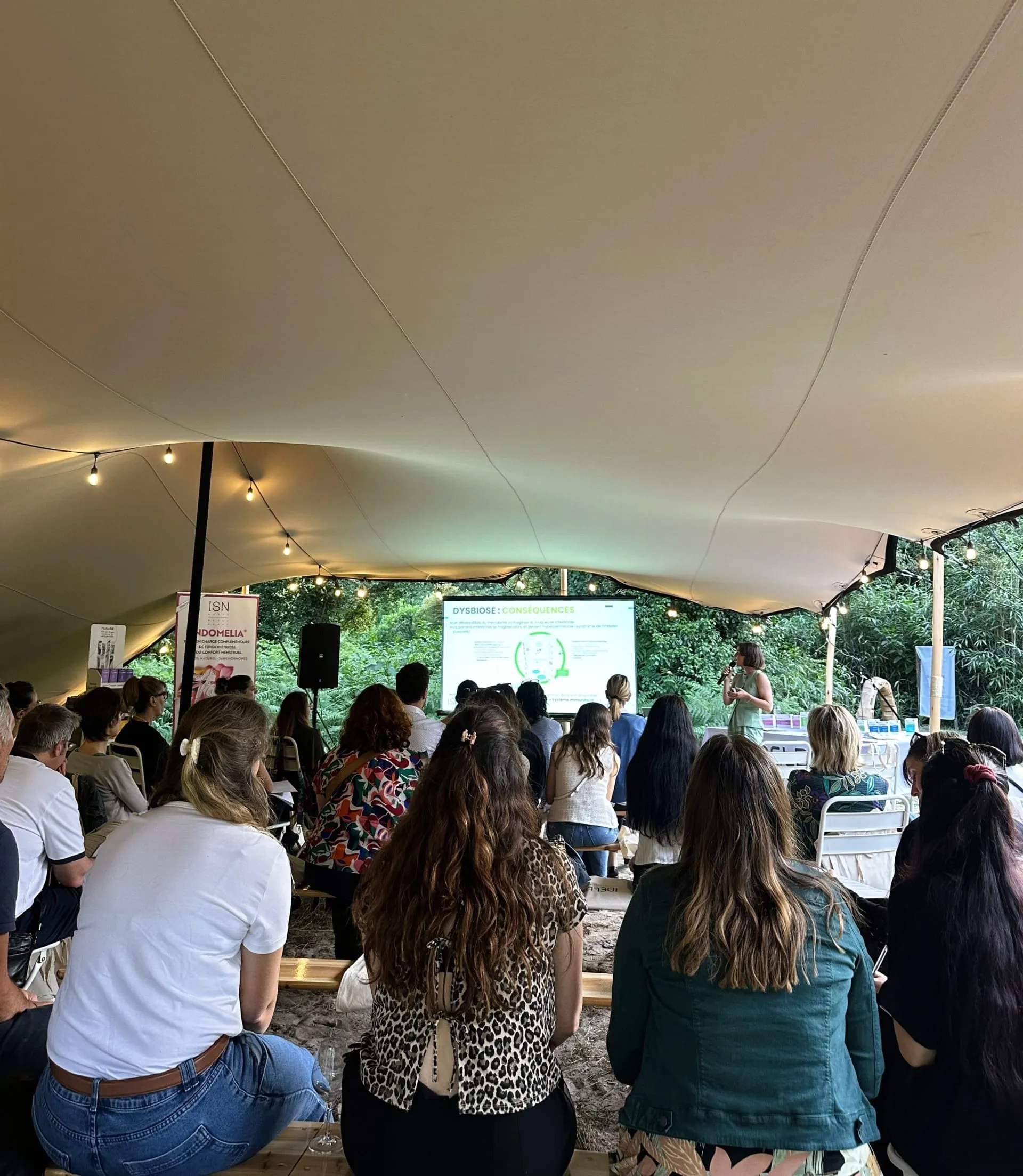 Conférence en plein air sous tente lors d'un événement professionnel