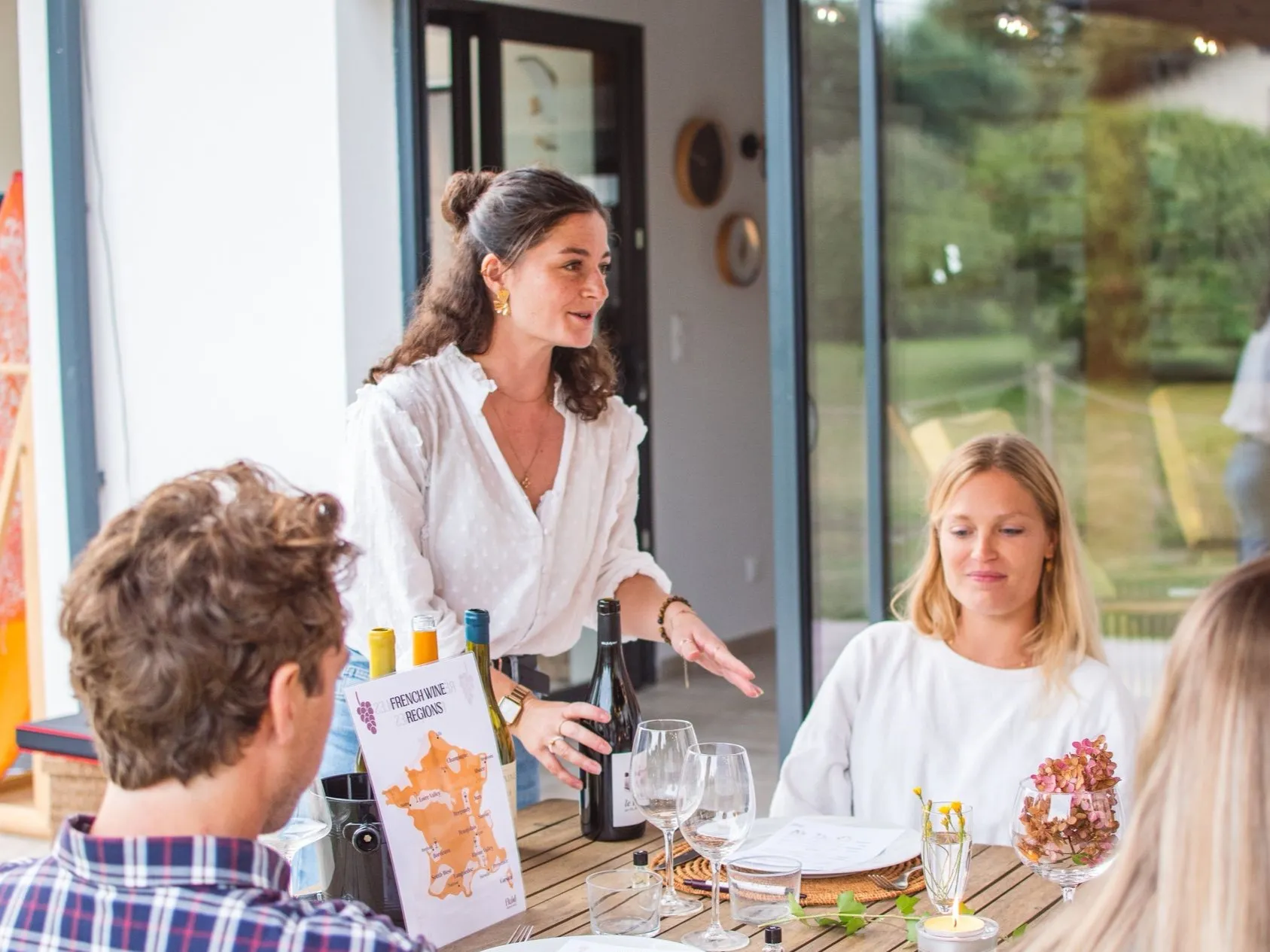 Léa Devulder animant une dégustation de vin à domicile