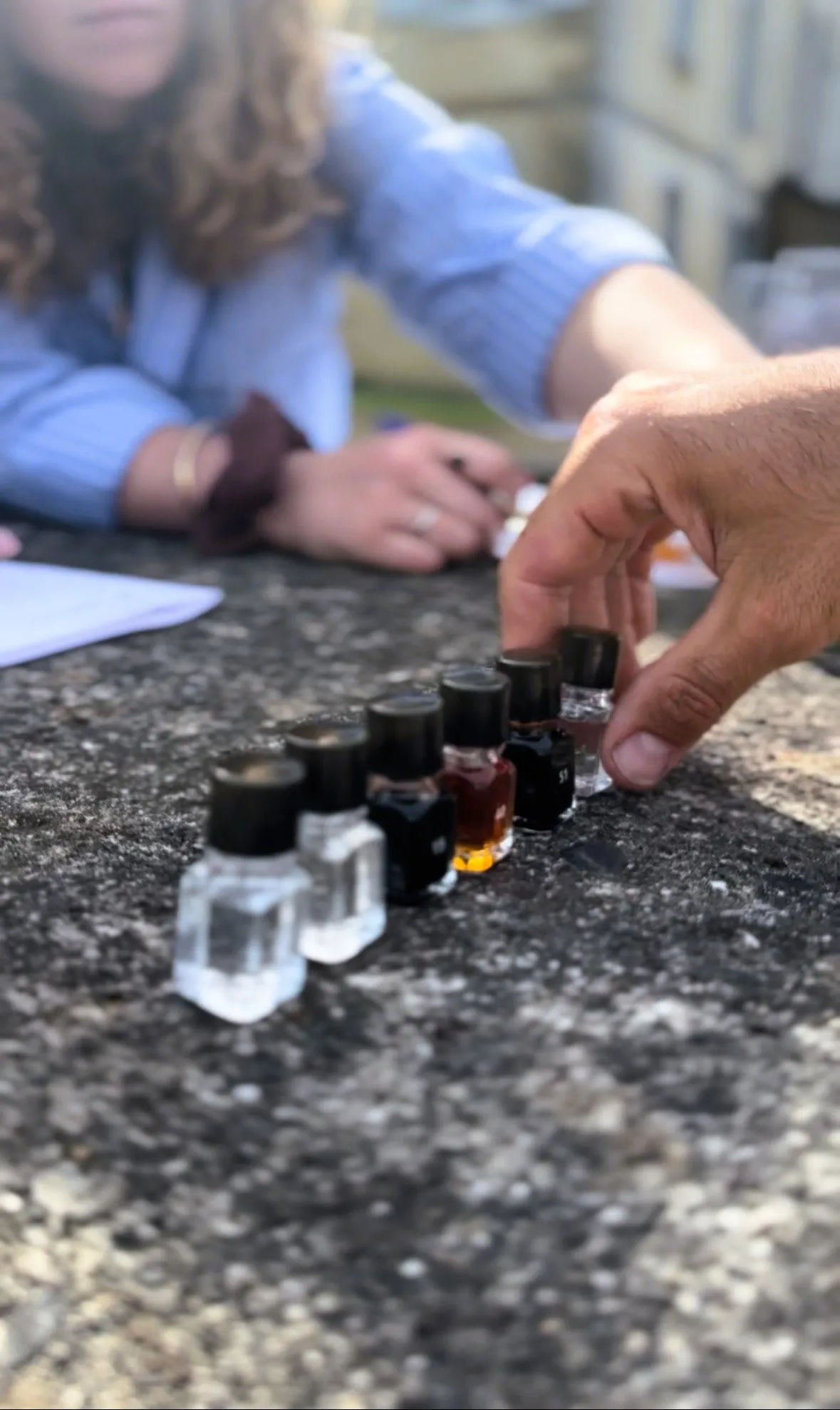 Fioles d'arômes du Nez du Vin alignées pendant l'atelier