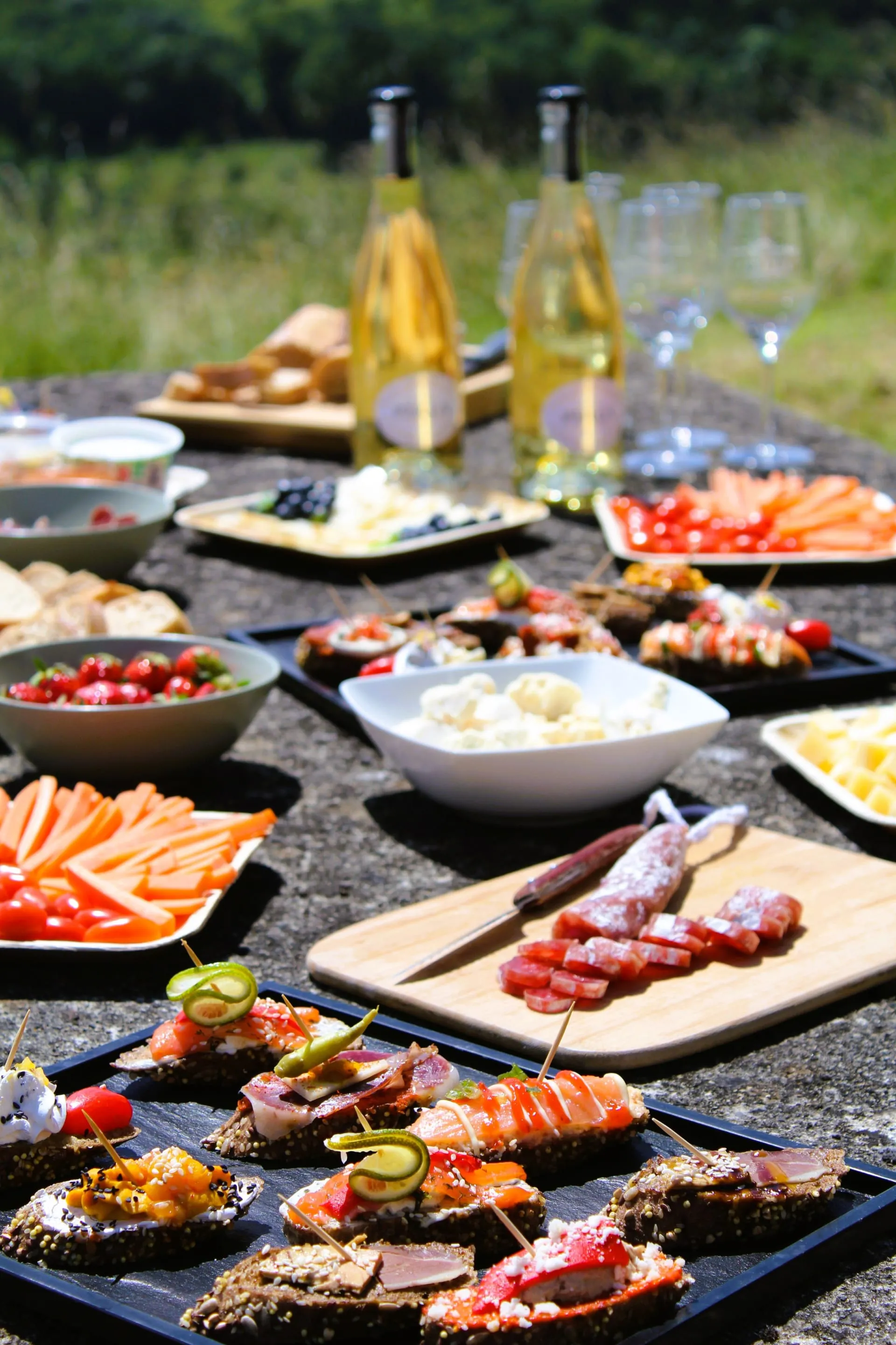 Buffet de produits locaux et pintxos face aux vignes